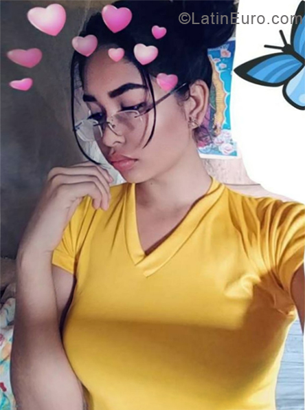 Date this voluptuous Ecuador girl Sofia from Santo Domingo de Los Colorados EC278