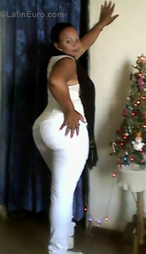 Date this voluptuous Cuba girl Doridy from Havana CU372