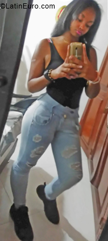 Date this good-looking Colombia girl Yuliana from Medellin CO24313