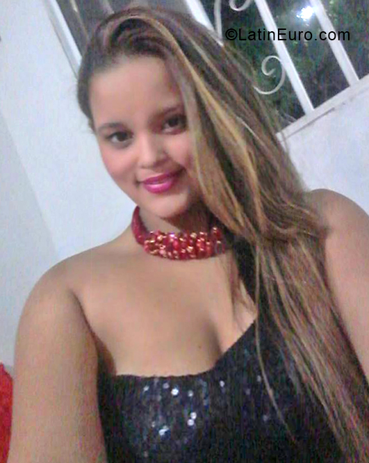Date this attractive Colombia girl Carolina from Barranquilla CO24320