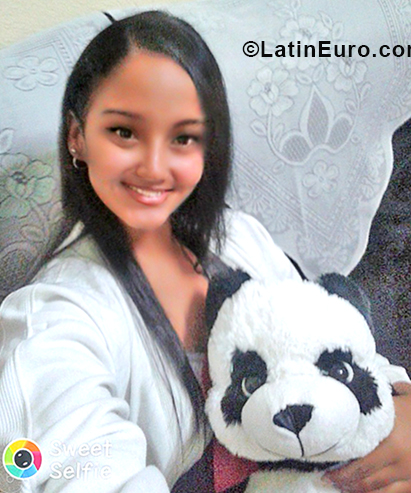 Date this attractive Cuba girl Maciel from Havana CU378