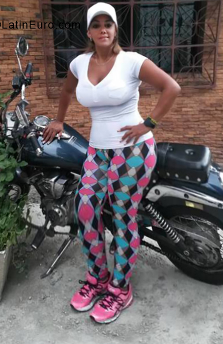 Date this sultry Venezuela girl Licet from Caracas VE1883