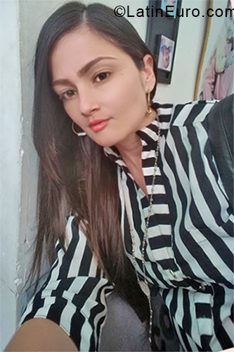 Date this attractive Colombia girl Marcela from Bogota CO24494