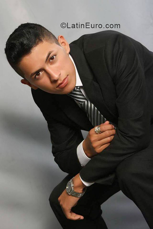 Date this nice looking Dominican Republic man Derby from Santo Domingo DO33361