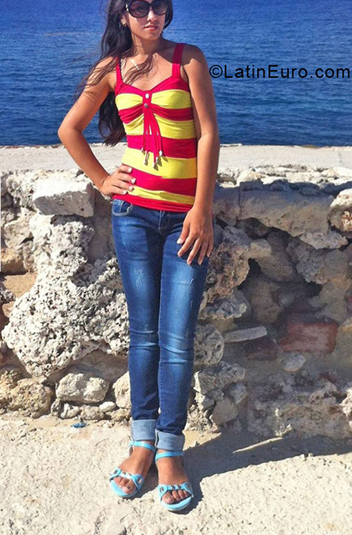 Date this happy Cuba girl Heidy from Havana CU671