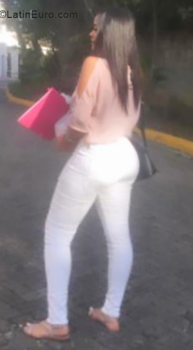 Date this lovely Dominican Republic girl Mell from Santo Domingo DO33507