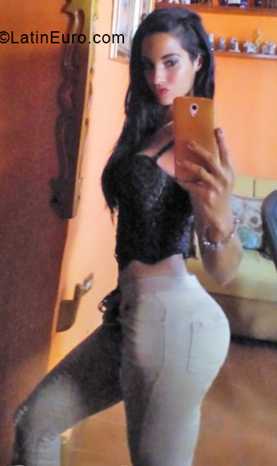 Date this foxy Cuba girl Adianne from Havana CU434