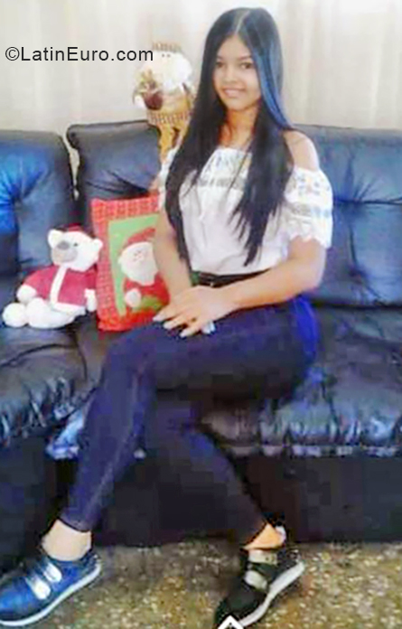 Date this fun Venezuela girl Natalia from Puerto Ordaz VE2011