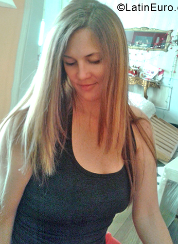 Date this nice looking Argentina girl Flor from Rosario AR170