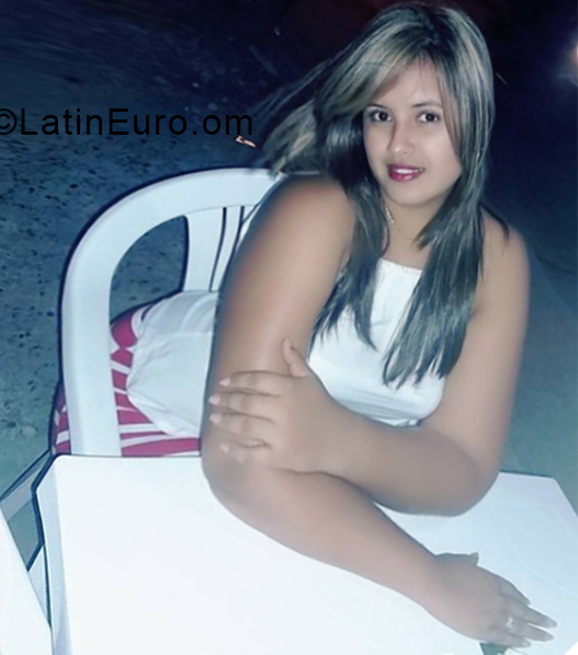 Date this foxy Colombia girl Marina from Cartagena CO24753