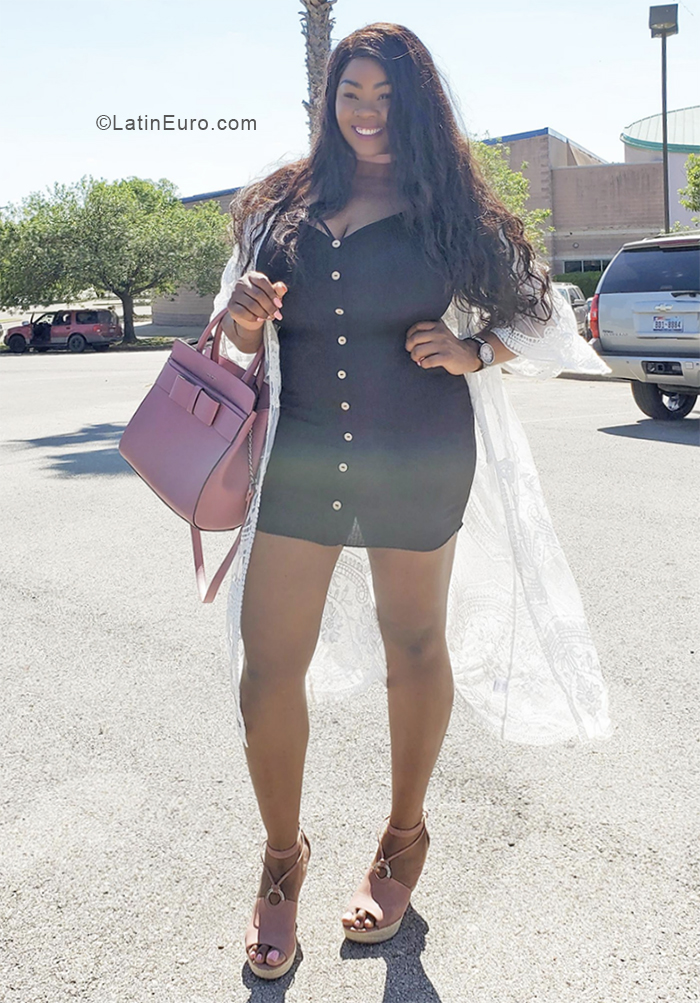 Date this voluptuous United States girl Madeline from Austin US19812