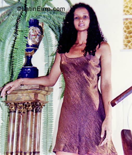 Date this fun Cuba girl Mary from Havana CU481