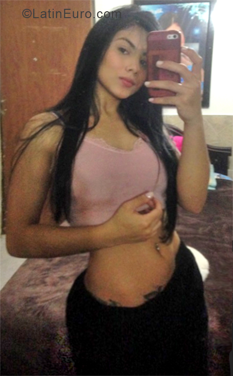 Date this nice looking Colombia girl Valeria from Medellin CO27226