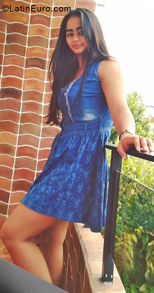 Date this sultry Colombia girl Damariz from Bogota CO25038