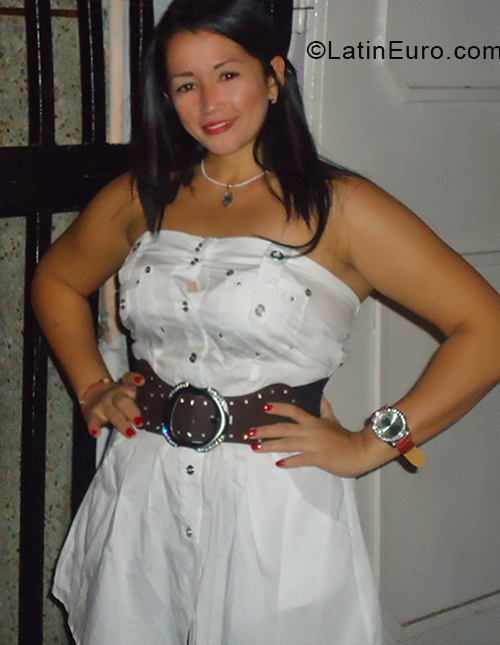 Date this nice looking Venezuela girl Madelayne from Caracas VE2194