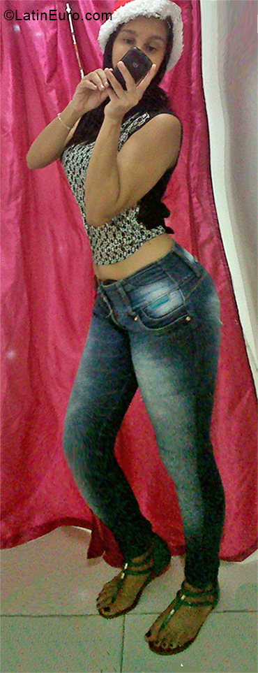 Date this nice looking Venezuela girl Roselin from Valencia VE2215