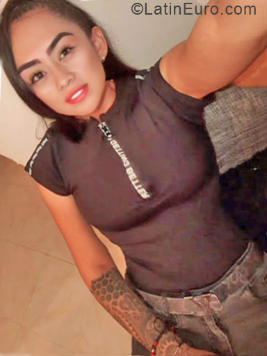 Date this happy Colombia girl Alexa from Cali CO25148