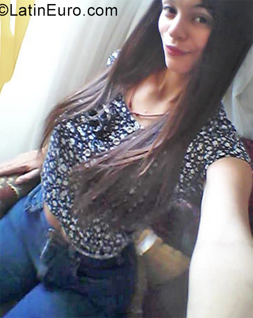 Date this attractive Venezuela girl Karen from Maracaibo VE2311