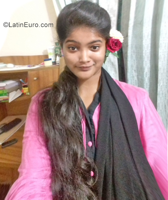 Date this lovely Bangladesh girl Nipa from Dhaka BD131