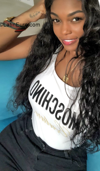 Date this voluptuous Colombia girl Andrea from Cali CO25492