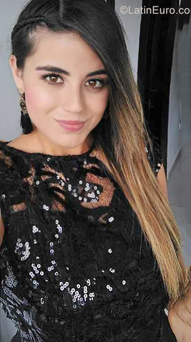 Date this pretty Colombia girl Laura from Medellín CO25498