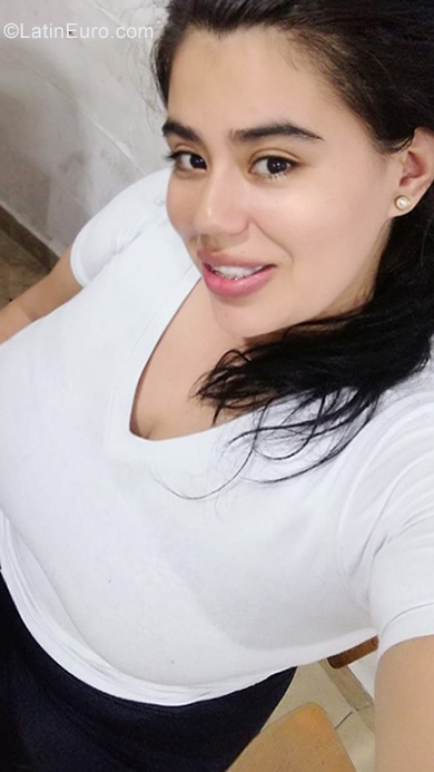 Date this stunning Colombia girl Deisy from Bogota CO25587