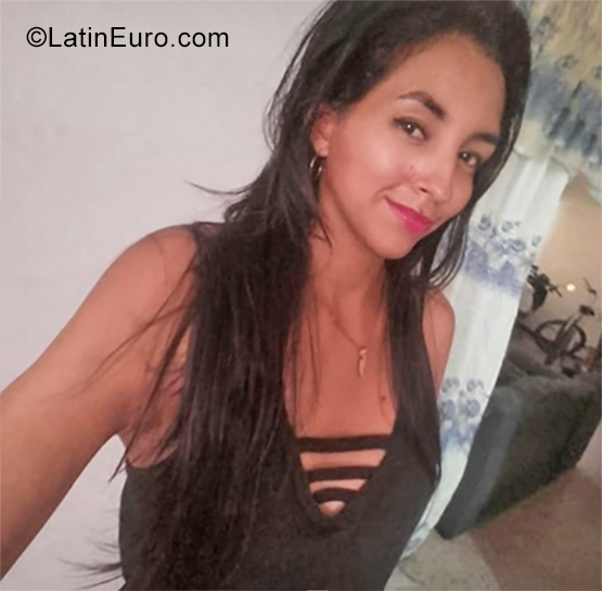 Date this tall Colombia girl Andrea from Cali CO25674