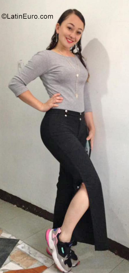 Date this exotic Colombia girl Claudia from Manizales CO25772
