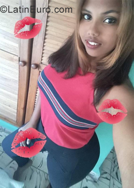 Date this voluptuous Cuba girl Daniela from Havana CU552