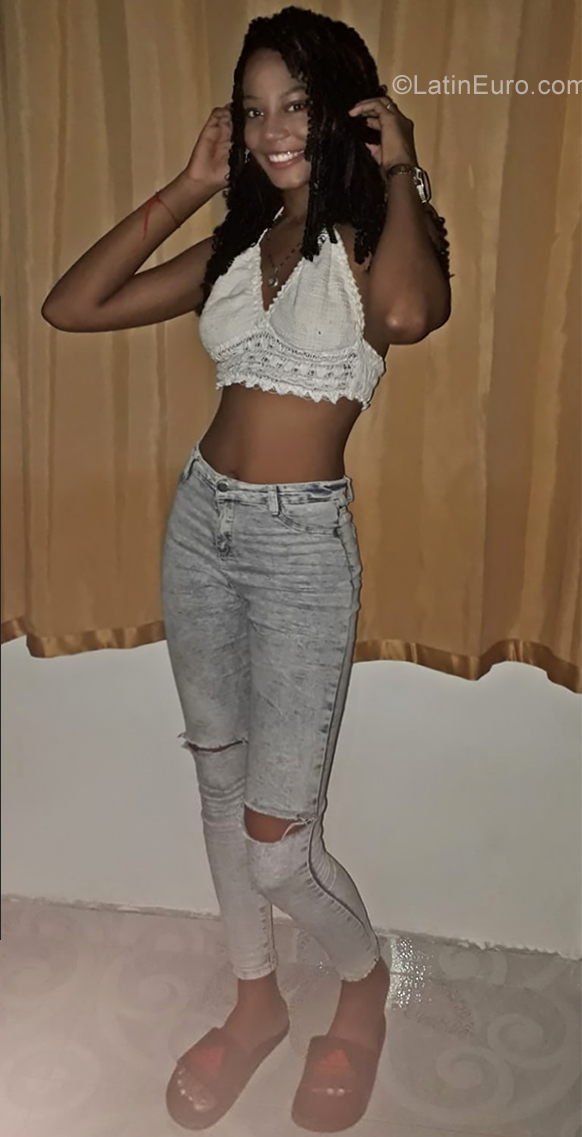 Date this happy Colombia girl Kiaria from Santa Marta CO25815