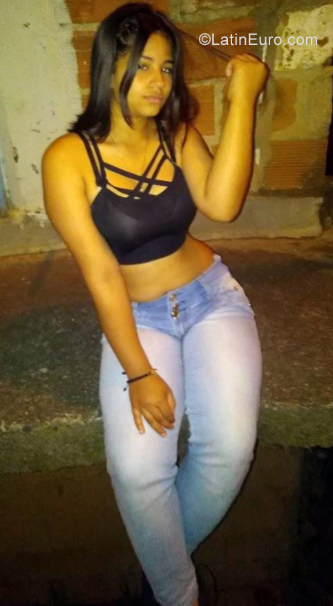 Date this good-looking Colombia girl Naly from Medellin CO25819