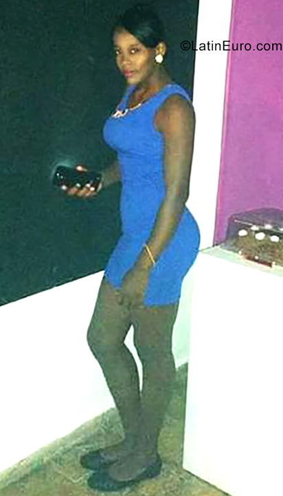Date this hard body Dominican Republic girl Esmara from Santo Domingo DO35582