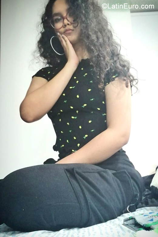 Date this nice looking Colombia girl Melani from Medellin CO25850