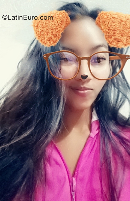 Date this gorgeous Colombia girl Yeri from Cartagena CO25862