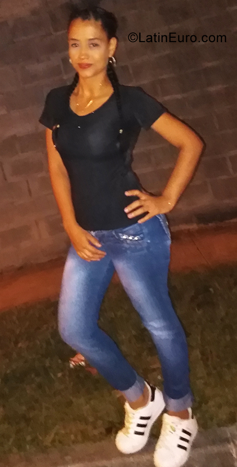 Date this pretty Colombia girl Yenireth from Cali CO25863
