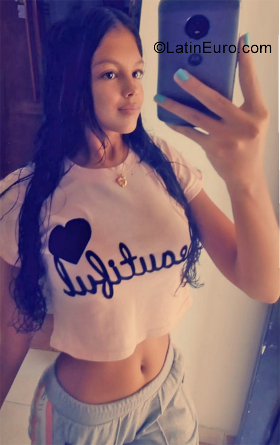 Date this cute Venezuela girl Daniela from Maracaibo VE2600