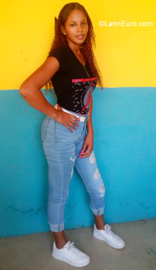 Date this charming Dominican Republic girl Yordana from Montecristi DO35705