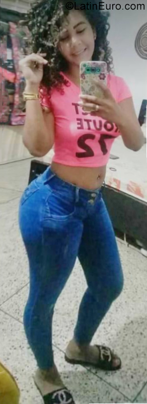 Date this happy Venezuela girl Roxana from Valencia VE2613