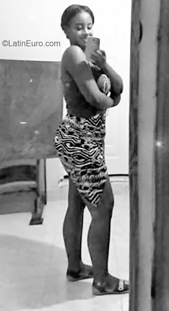 Date this nice looking Dominican Republic girl Yasiry from Bonao DO35832