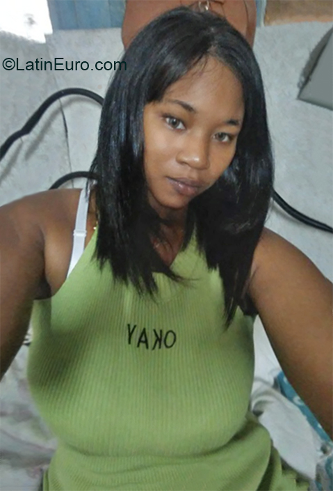 Date this young Cuba girl Lisandra from Havana CU615