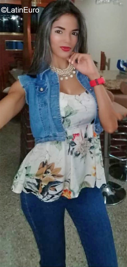Date this good-looking Venezuela girl Andrea from Caracas VE2759