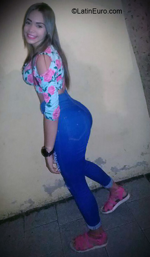 Date this attractive Venezuela girl Ziku from Valencia VE2803