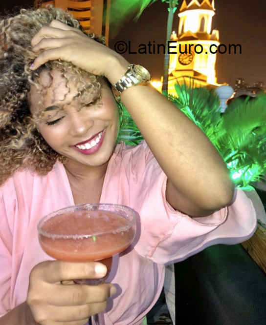 Date this voluptuous Colombia girl Valentina from Cartagena CO29284