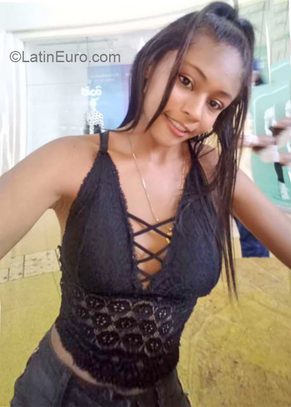 Date this beautiful Colombia girl Yessica from Cartagena CO26336