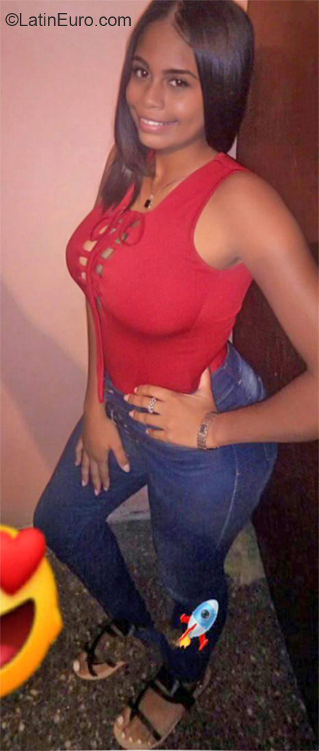 Date this happy Venezuela girl Nathaly from Caracas VE2826