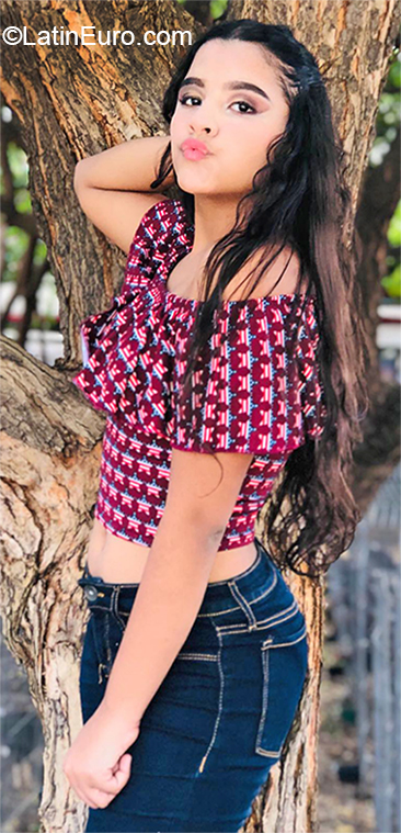 Date this delightful Venezuela girl Valentina from Maracaibo VE2835