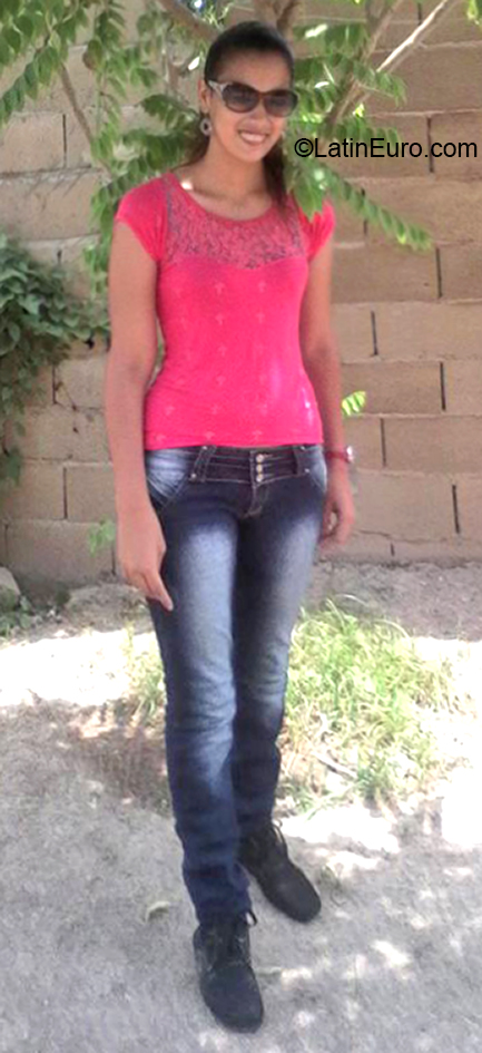 Date this pretty Venezuela girl Joelsi from Barcelona VE2848