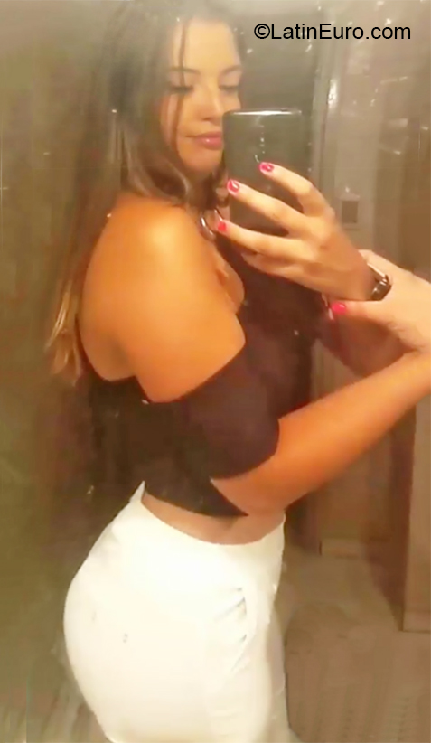 Date this athletic Argentina girl Nadia from Buenos Aires AR308