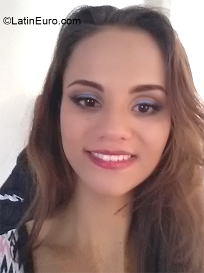 Date this hard body Brazil girl Ariana from Cuitiba BR11021