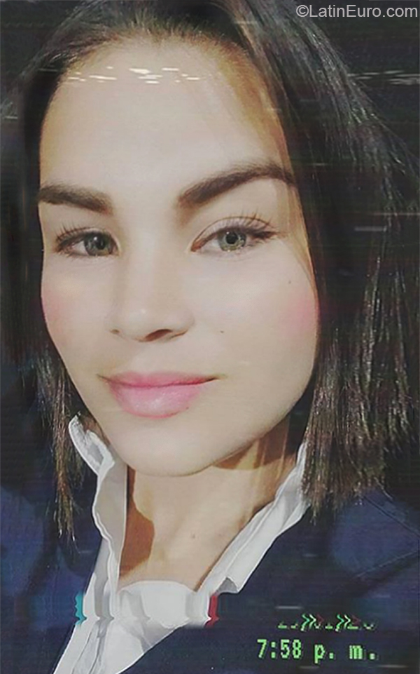 Date this hot Venezuela girl Loren from Caracas VE2926